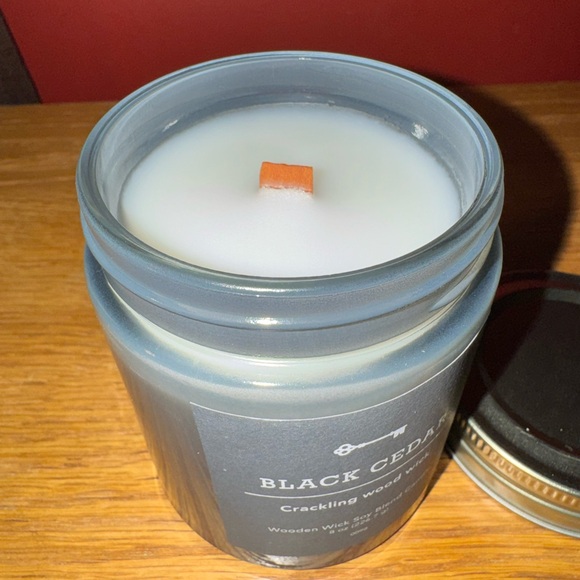 Black Cedar Crackling Wood Wick Candle - Picture 7 of 8